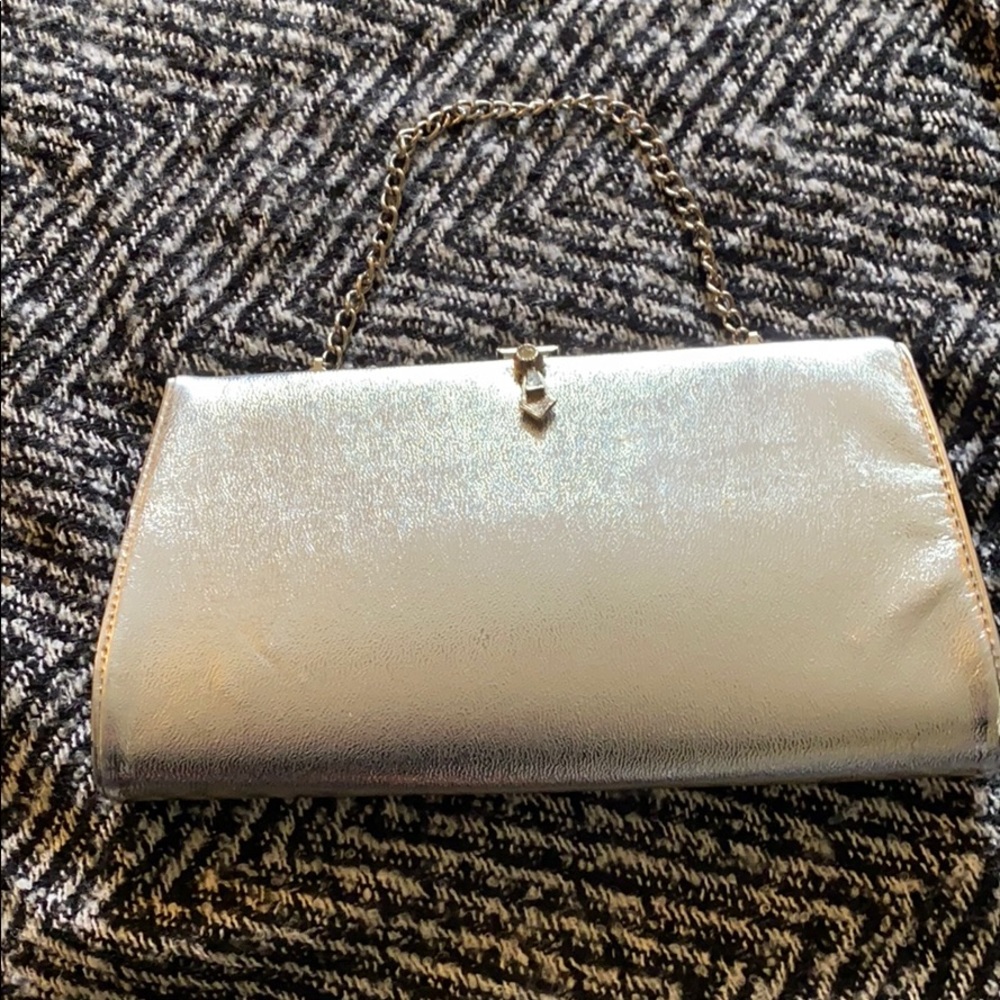 Small clutch purse with short chain!👜